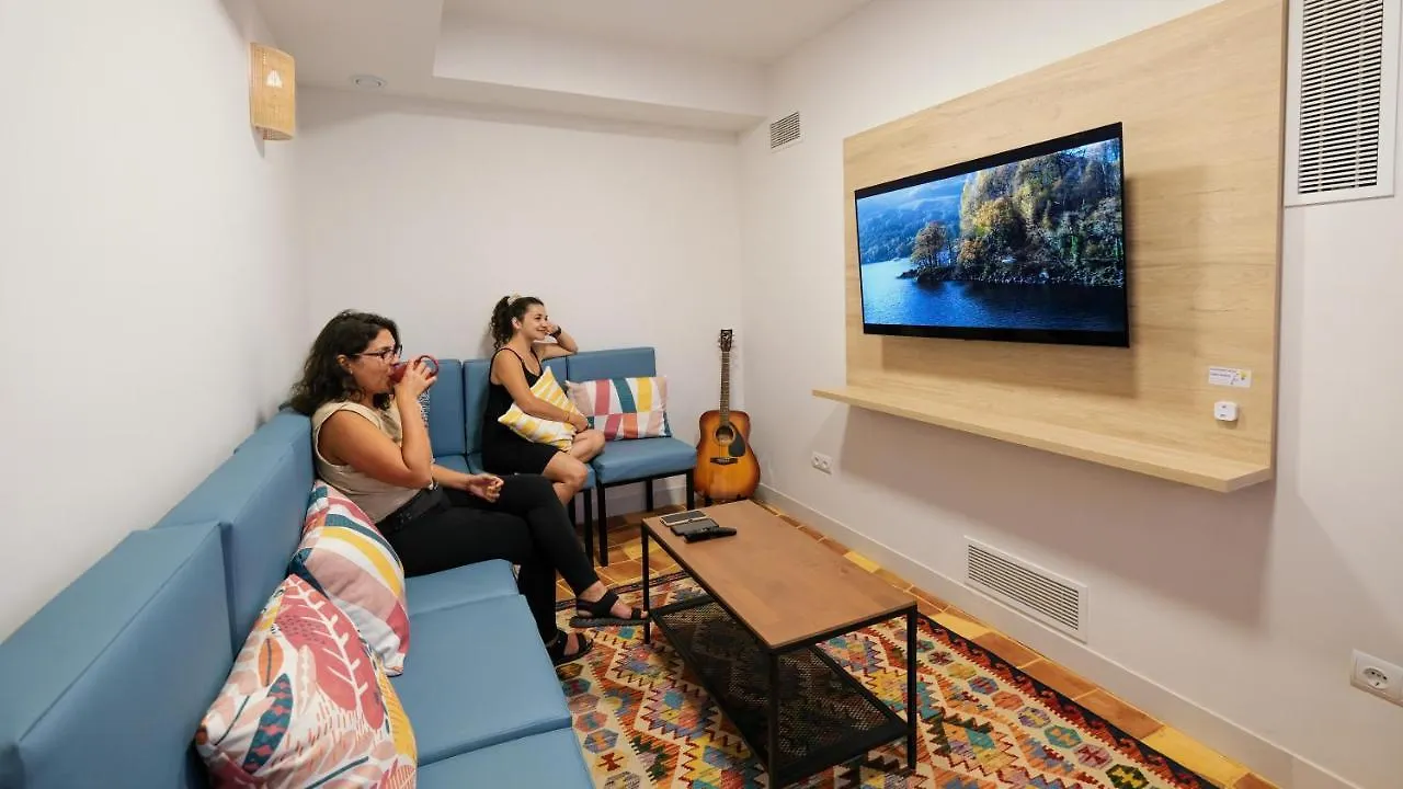 Veranera Hostel エステポナ